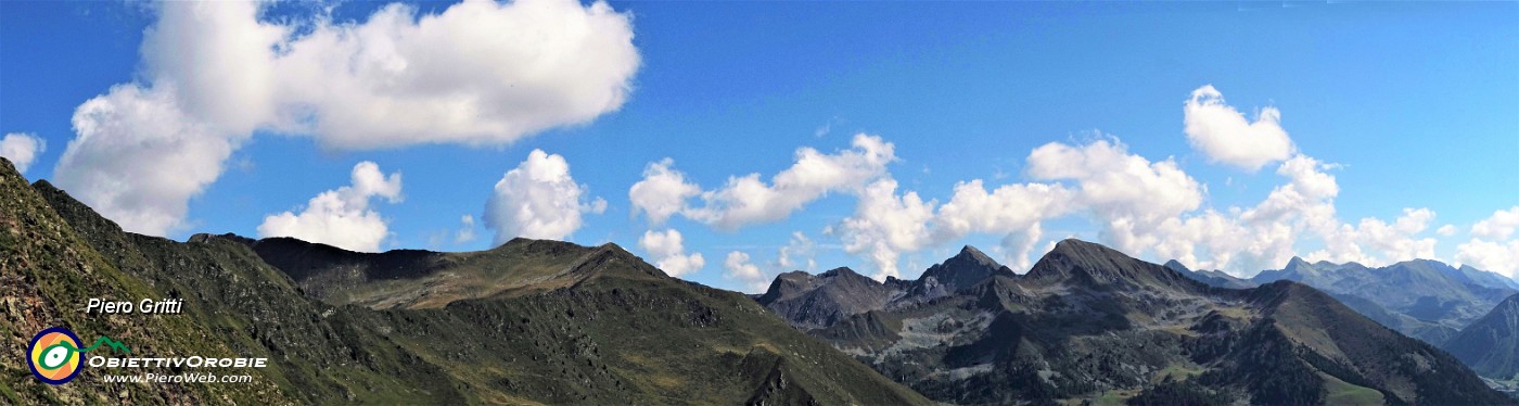 31 Vista dal Pizzo Rotondo verso Cime di Lemma, Valegino, Cadelle,....jpg